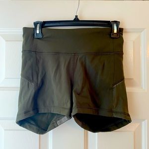 Lululemon shorts size 6 sent green